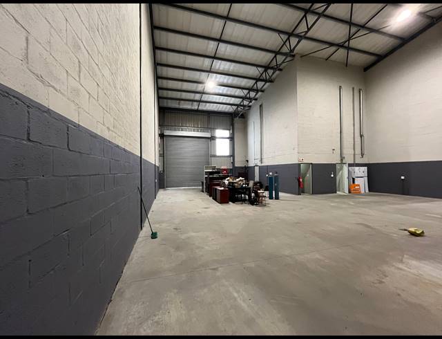 342M² WAREHOUSE TO LET IN STIKLAND INDUSTRIAL